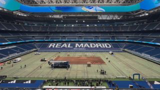 Imagen del Bernabéu en plena transformación para la pista de tenis. (Redes sociales)