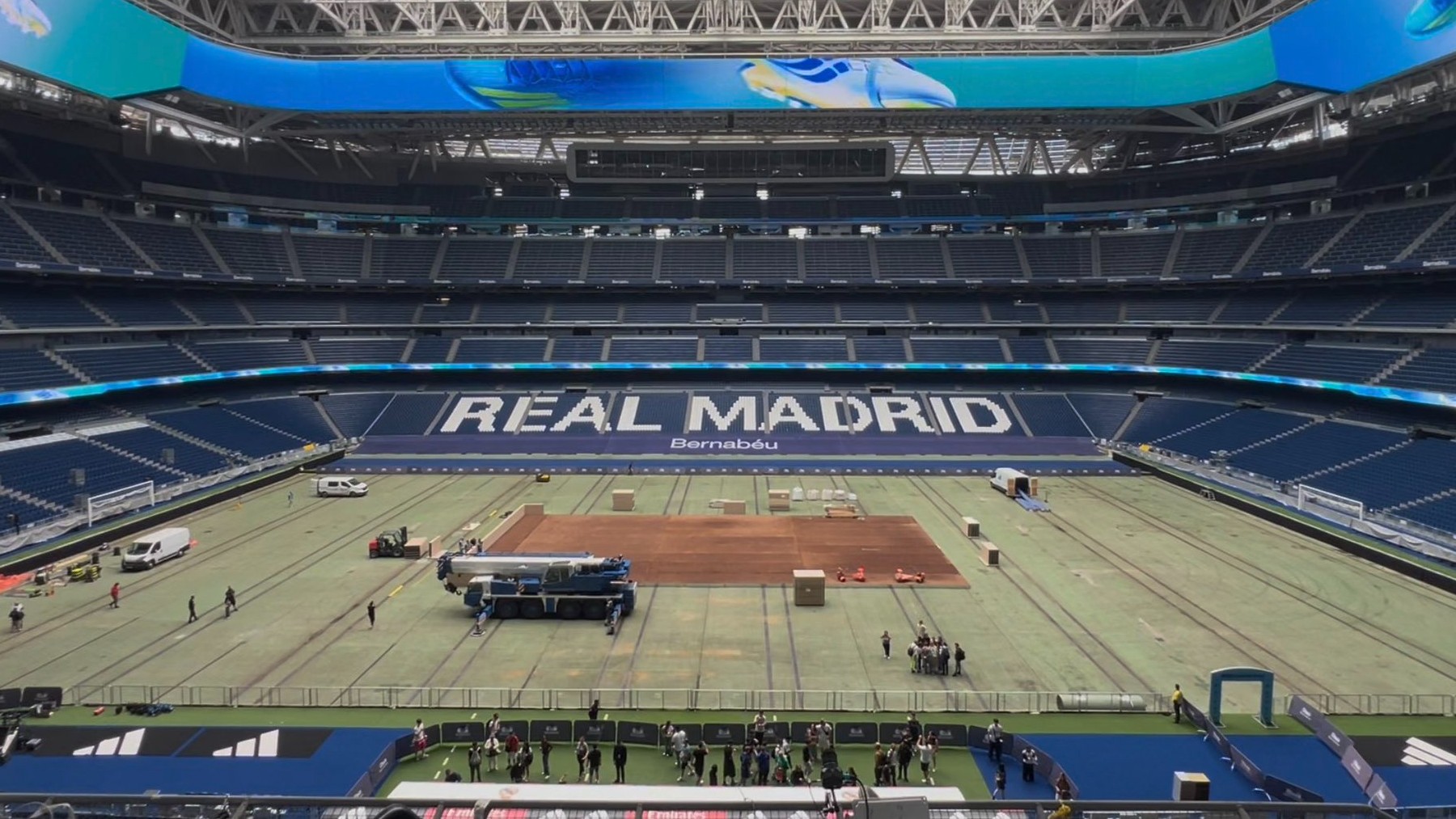 Comienza la metamorfosis: el Bernabéu se prepara para mutar en una pista de tenis para el Mutua Madrid Open