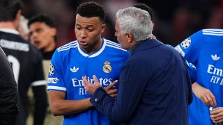 Mbappé junto a José Mourinho. (Getty)