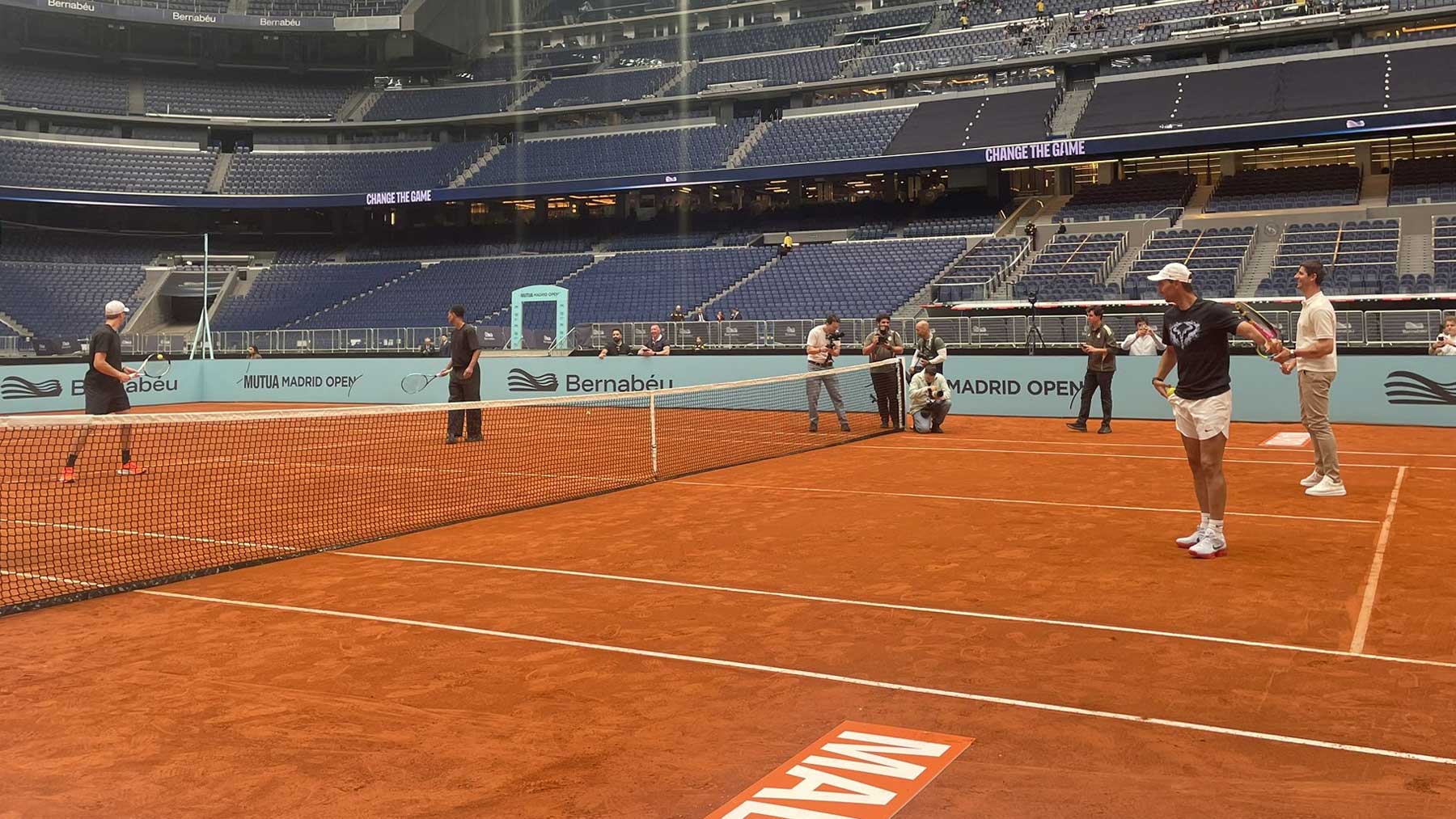 El Bernabéu acoge su primer partido de tenis: Nadal y Courtois contra Sinner y Bellingham