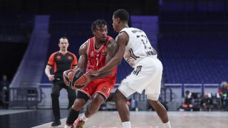 Chris Jones y Theo Maledon durante el encuentro. (Europa Press)