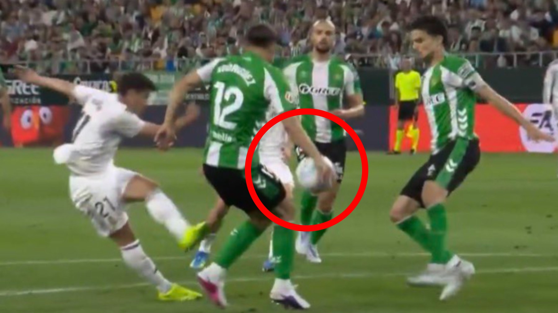 González Fuertes cumple su amenaza: no revisa un penalti para el Madrid tras un fuera de juego que no era