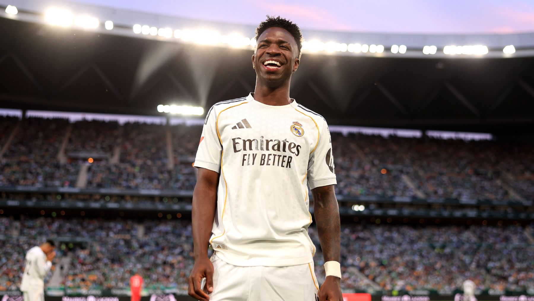 Vinicius se aprovecha de un mal rechace de Valles para adelantar al Real Madrid en Sevilla