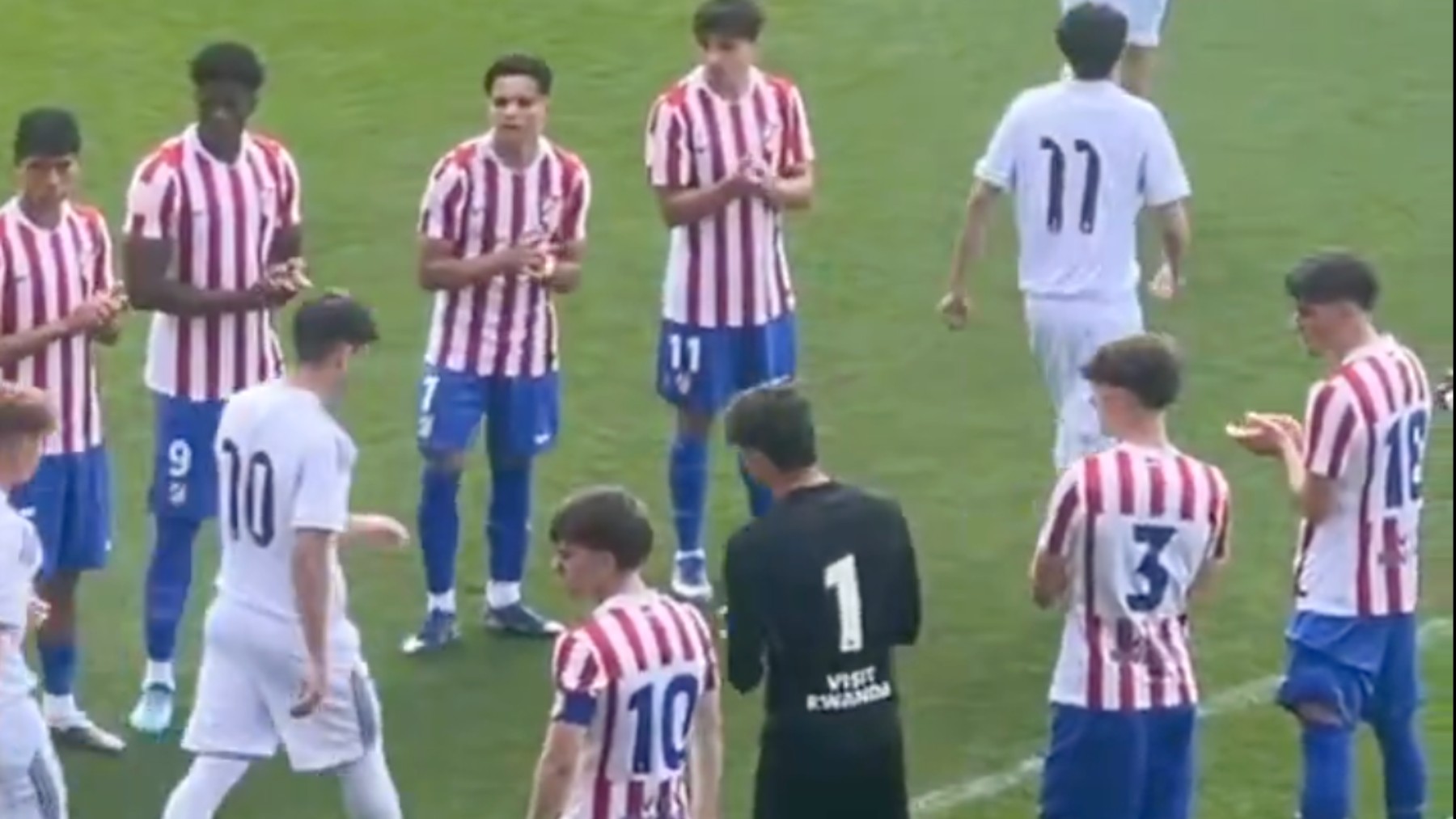 El Atlético de Madrid hace el pasillo al Real Madrid tras ganar la Youth League