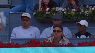Enzo junto a Bellingham viendo a Jódar. (RTVE)