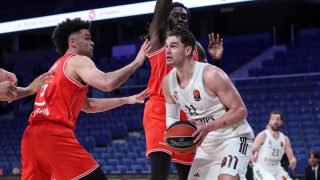 Hezonja busca canasta contra Bryant y Motley en el último Real Madrid-Hapoel. (EP)