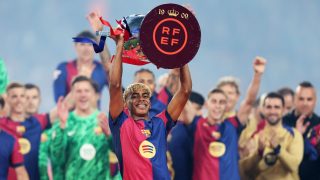 Lamine Yamal levanta el título de Liga. (Getty)