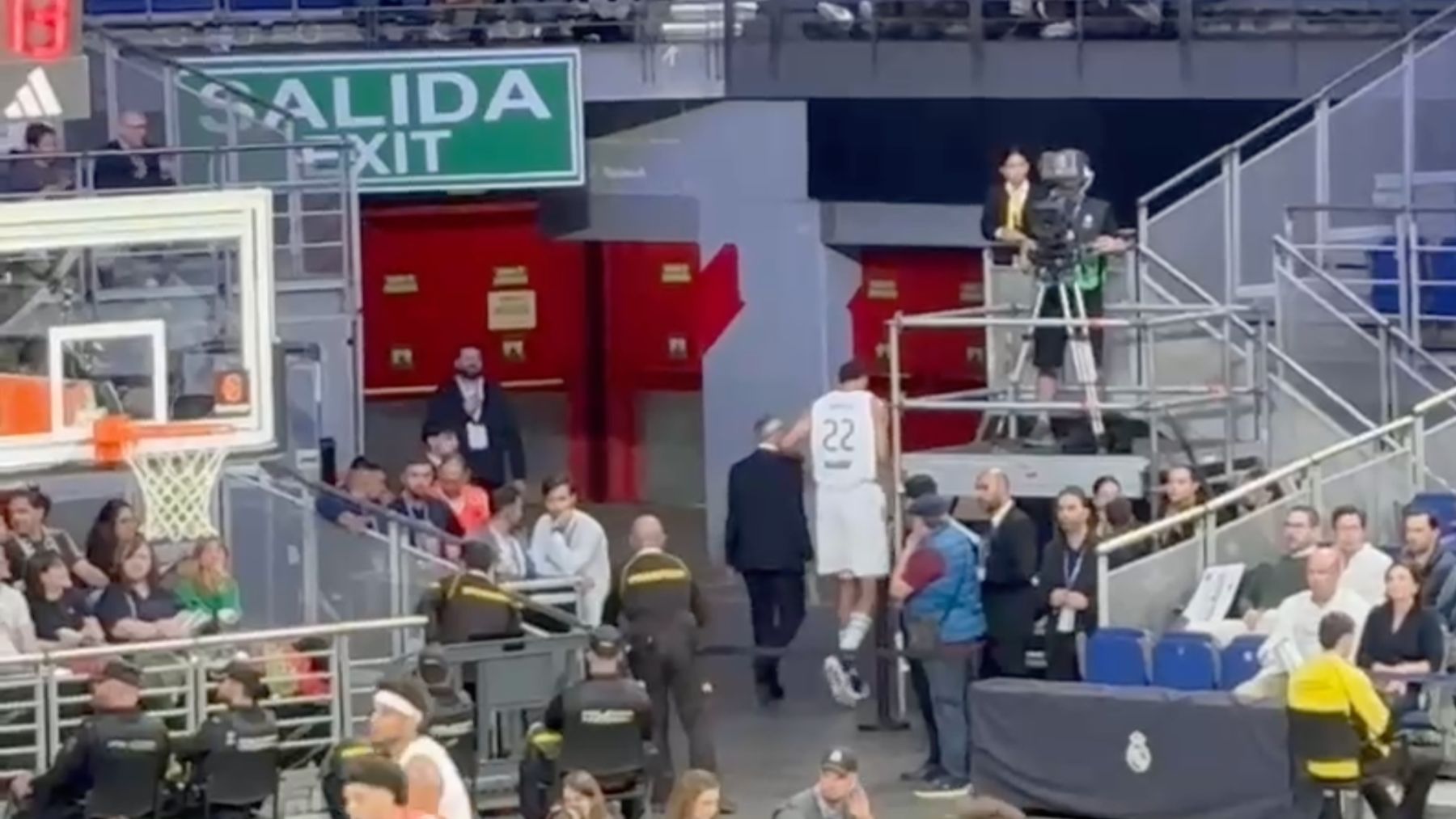 Tavares da el susto: se marcha al vestuario cojeando por una posible lesión de rodilla