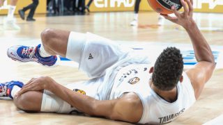 Edy Tavares se lesiona.