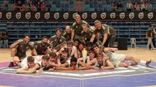 El Real Madrid Júnior celebra el campeonato de España.