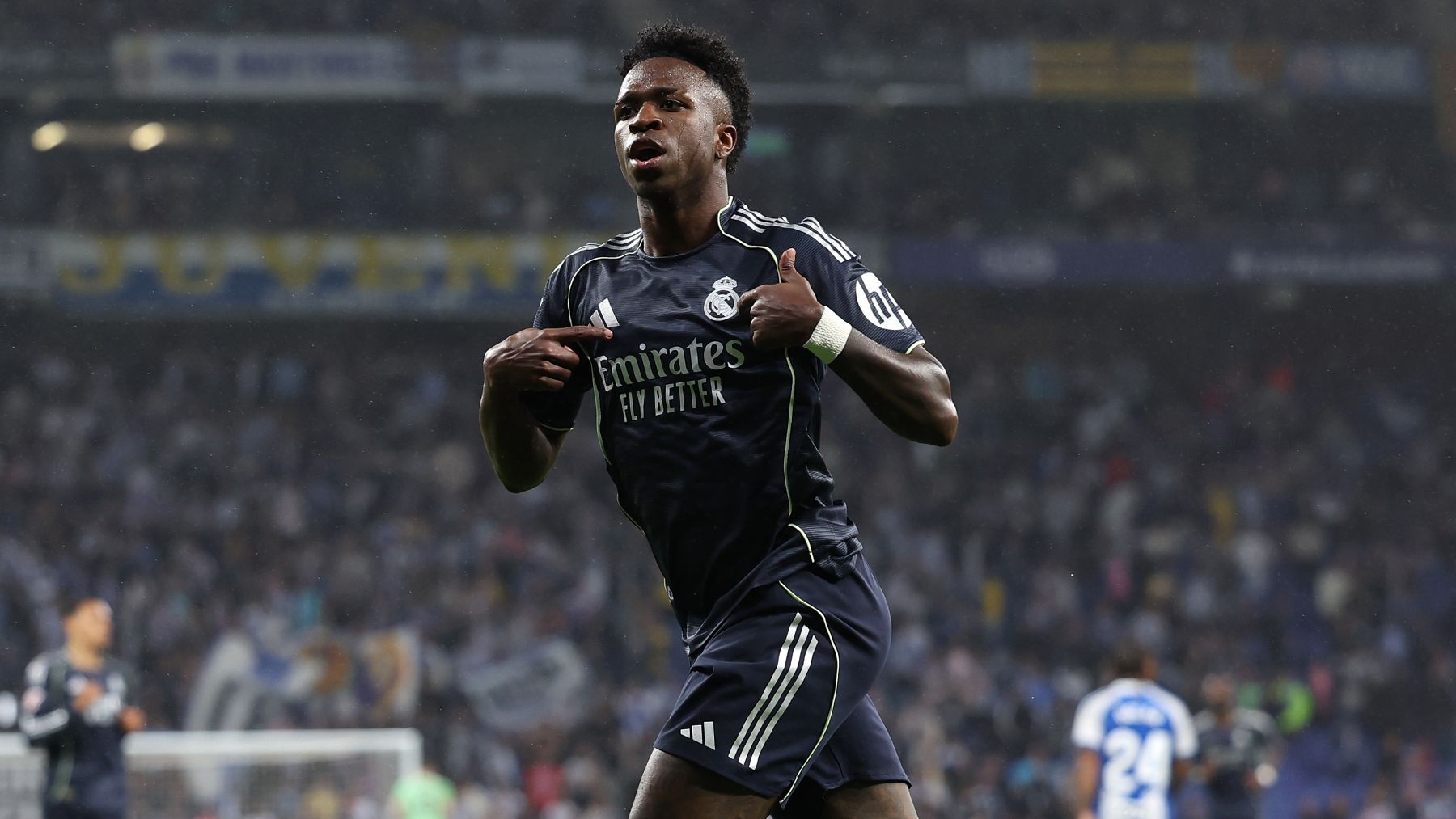 Vinicius deja la Liga con vida hasta el Clásico con dos golazos en Cornellá