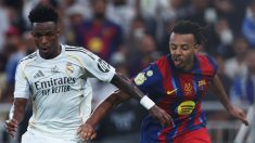 Vinicius ante Koundé en un Clásico. (Getty)