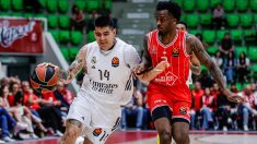 Gabriel Deck y Antonio Blakeney durante el Hapeol-Real Madrid. (realmadrid.com)