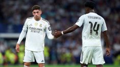 Tchouaméni y Valverde se dan la mano durante un partido con el Real Madrid. (Getty)