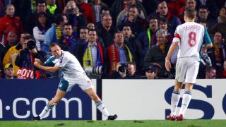 Bellamy celebra un gol ante el Barcelona haciendo un swing de golf tras su pelea con Riise. (Getty)