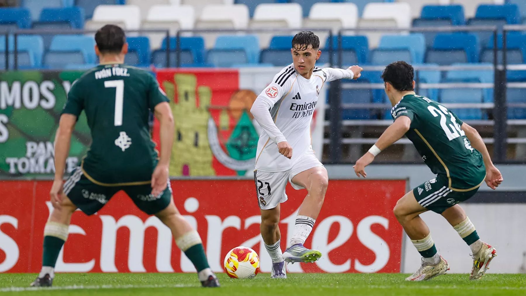Al Castilla le cae un chaparrón en Cáceres pero sigue en playoff