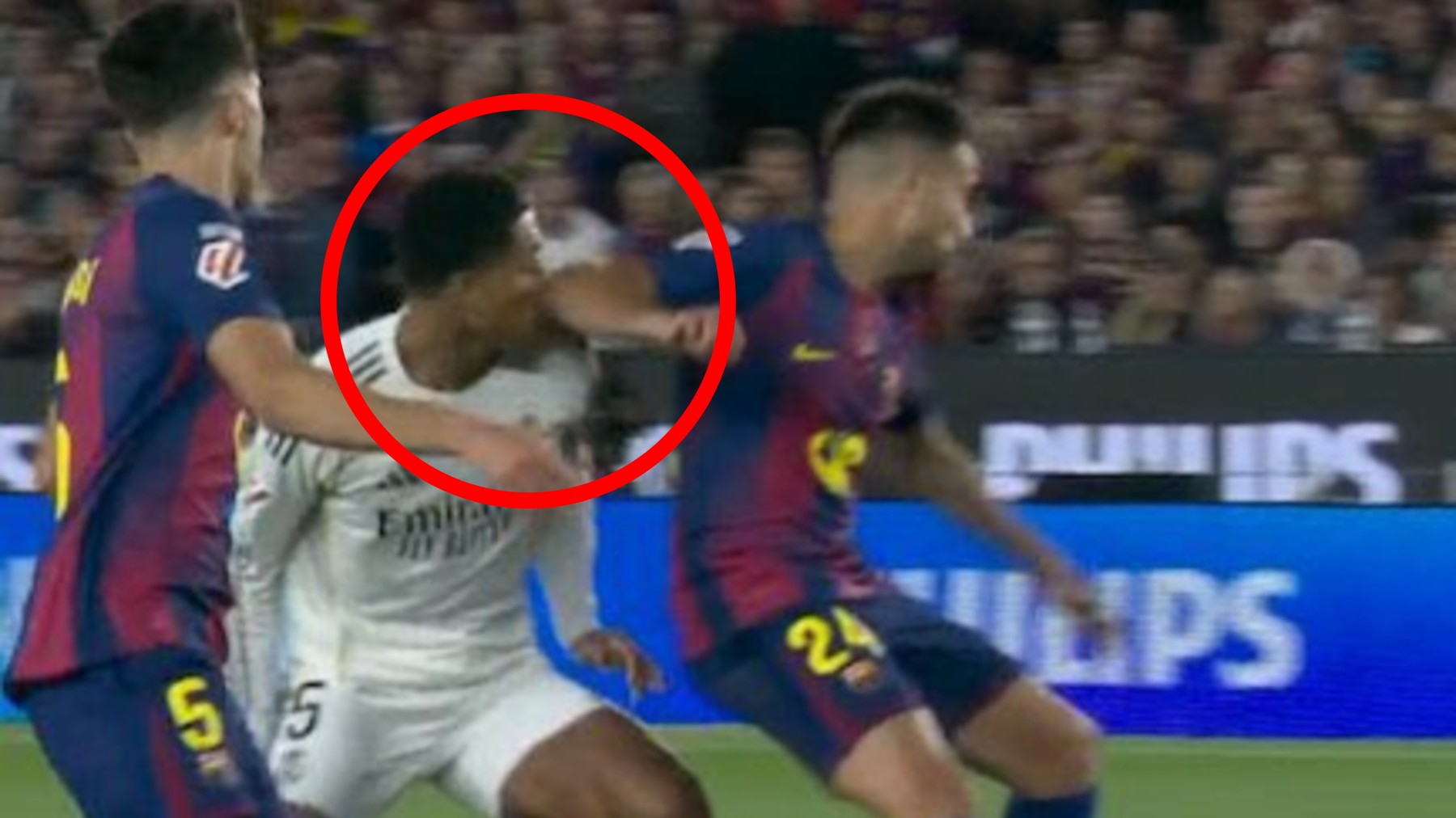 Barra libre para el Barcelona: el VAR no revisa un codazo de Eric en la cara a Bellingham que era penalti