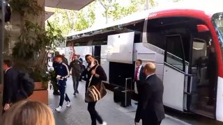 El autobús del Real Madrid llegando a Barcelona.