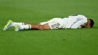 Trent se duele en el suelo. (Getty)