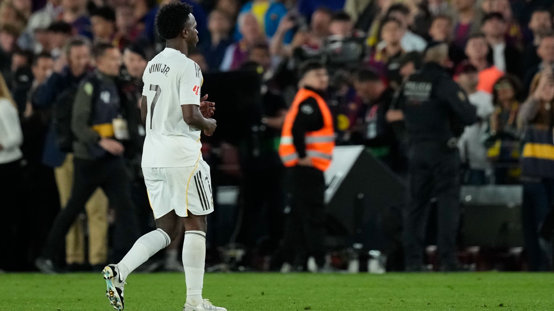 Cuando pierde da la mano: el Real Madrid reconoce la victoria del Barcelona y está muy cariñoso con Flick