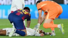 Bellingham, desplomado en el césped tras el codazo. (Getty)