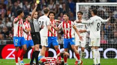 Alberola Rojas saca una amarilla a Valverde. (Foto: Getty)