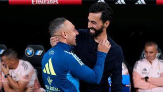 Santi Cazorla y Álvaro Arbeloa se abrazan antes del Real Madrid-Oviedo. (Getty)