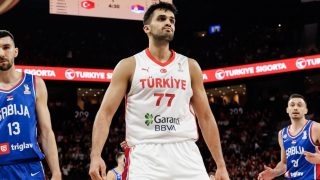 Ömer Yurtseven en un partido con Turquía. (Instagram)