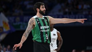 Ricky Rubio da instrucciones a sus compañeros en Madrid. (EFE)