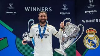 Carvajal posa con la Champions y el trofeo de MVP de la final tras ganar la Decimoquinta. (realmadrid.com)