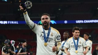 Dani Carvajal, tras ganar la Decimoquinta Champions. (Getty)