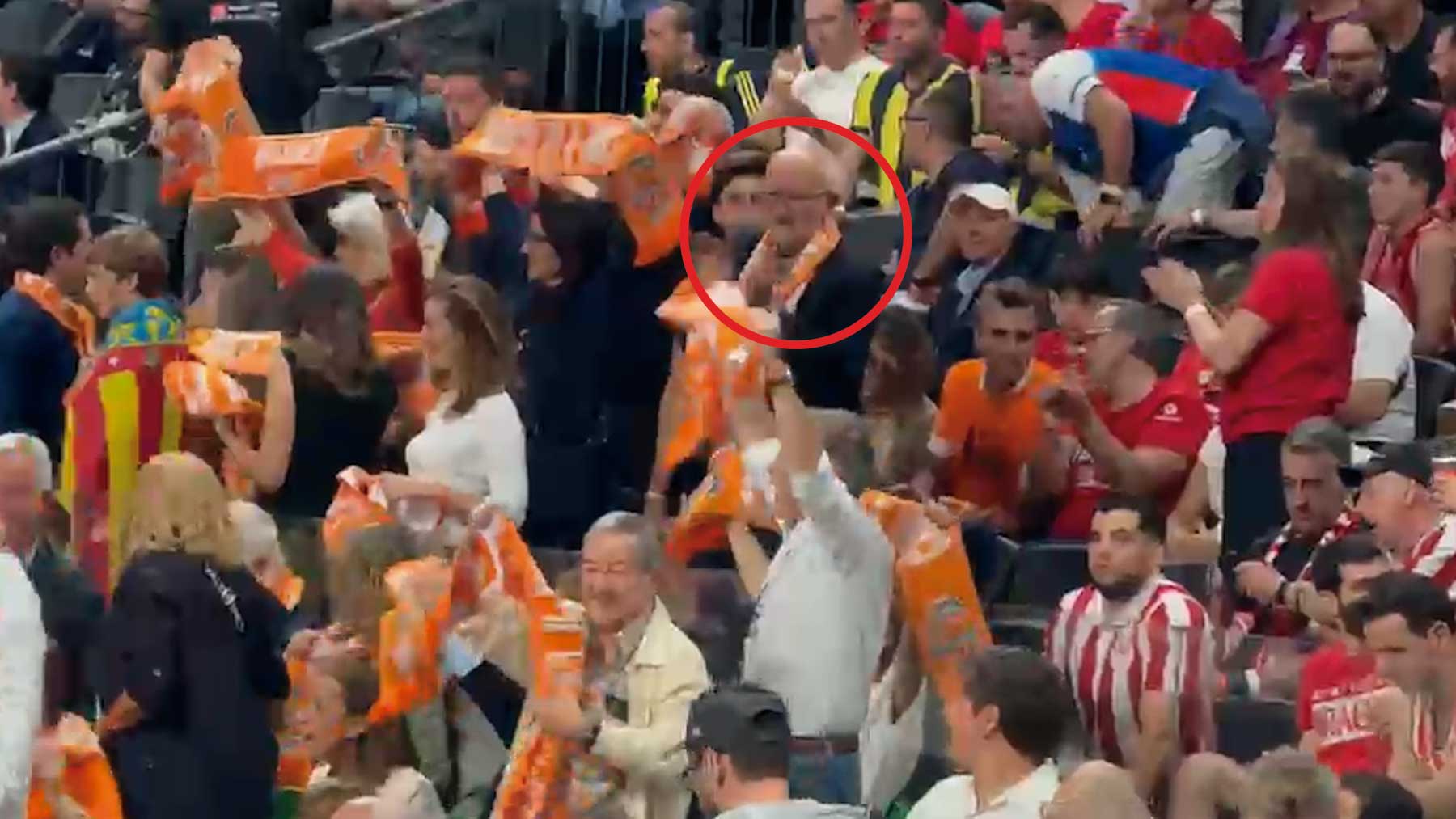 Juan Roig como un aficionado más en la grada y fuera de un palco con Uribes