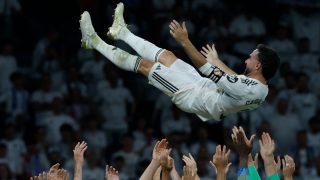 Carvajal, manteado por sus compañeros. (EFE)