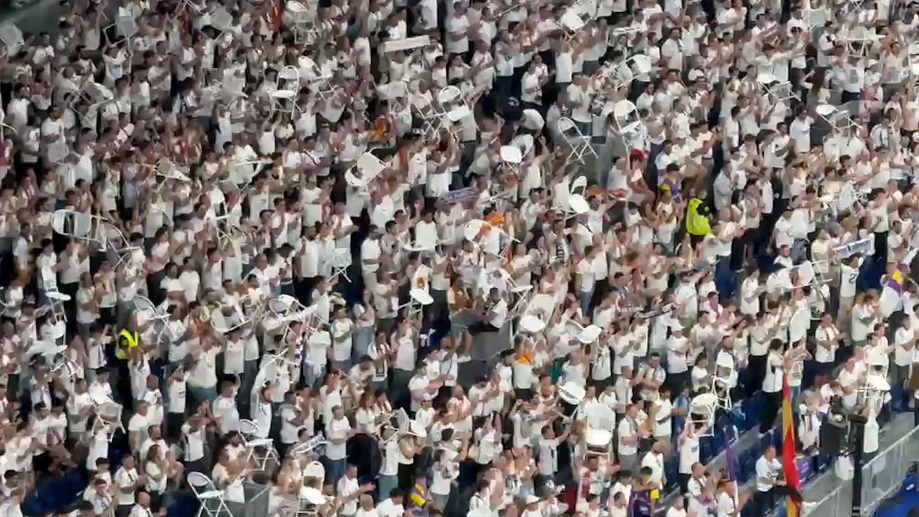 La grada de animación Real Madrid despidió a Alaba… ¡levantando sillas!