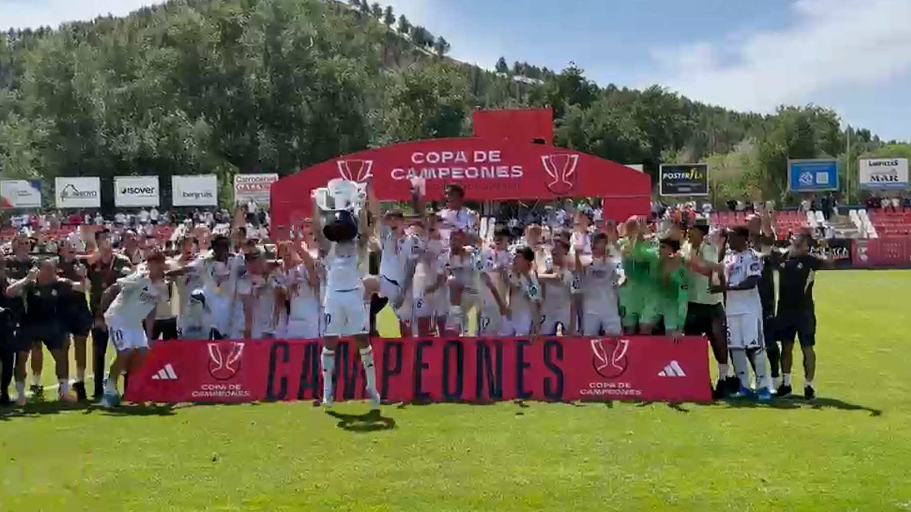 De Alcalá al cielo: así levantó la Copa de Campeones el Real Madrid en un triplete para la historia