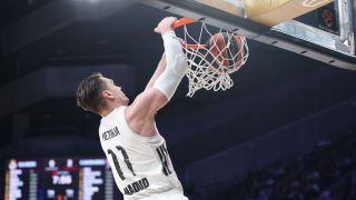 Hezonja colgado del aro. (EP)