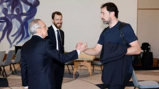 Florentino Pérez saluda a Sergio Llull en Atenas. (Real Madrid)