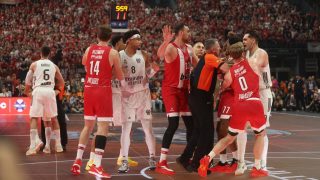 Imagen de una tangana en el Olympiacos-Real Madrid. (EFE)