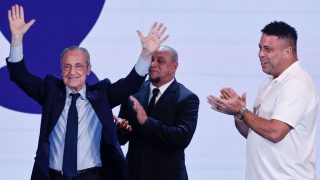 Florentino Pérez, Roberto Carlo y Ronaldo. (EFE)