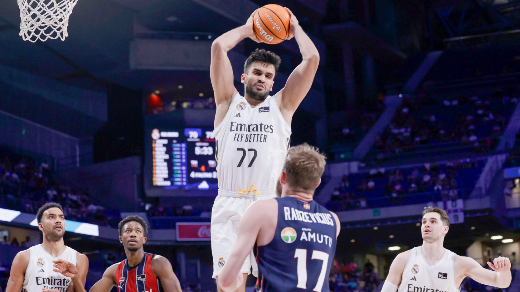 El Real Madrid pierde en otro trámite contra el Baskonia y Yurtseven debuta