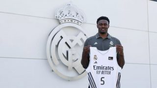 Mady Sissoko posa con la camiseta blanca. (Real Madrid)