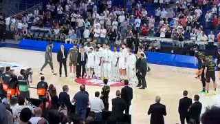 Mario Hezonja recibe el MVP.