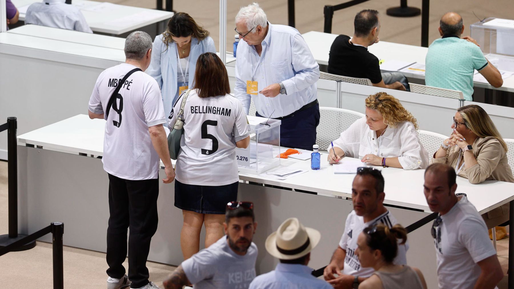 Mesa electoral en Valdebebas.