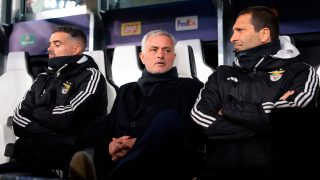 José Mourinho y su cuerpo técnico en Benfica. (EFE)