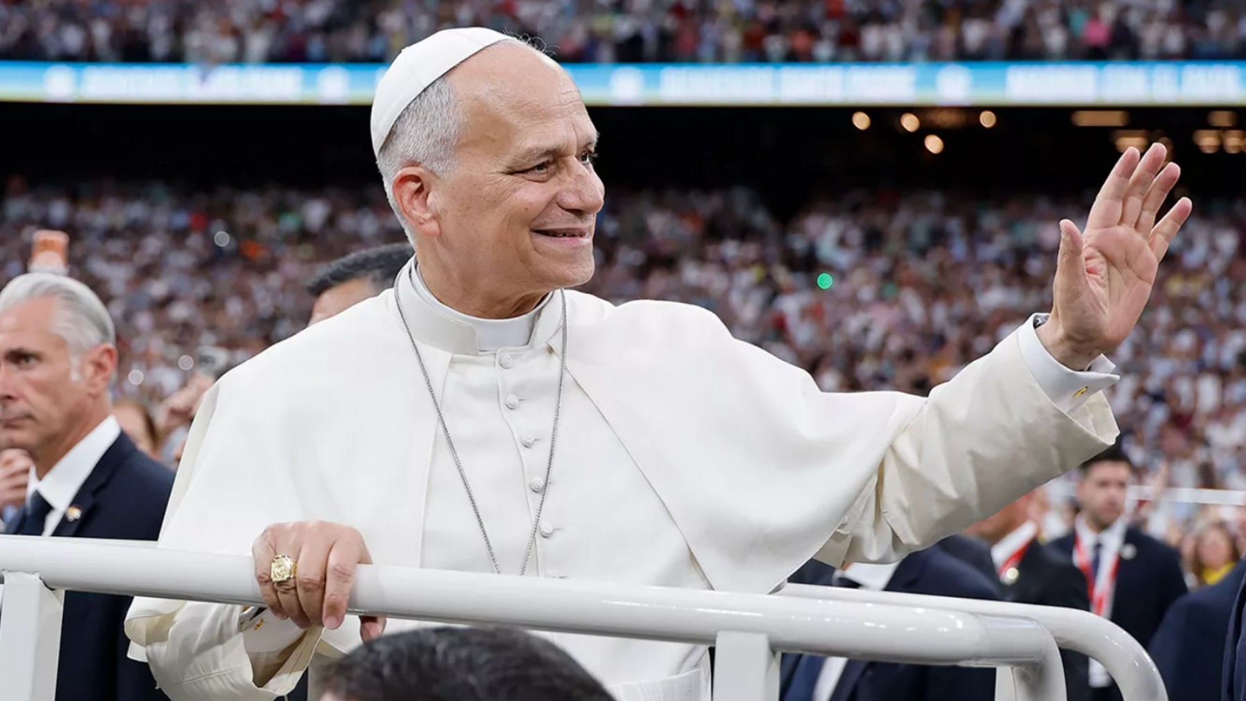 El papa León XIV sigue enamorado del Real Madrid: Yo soy blanco, en Barcelona hay que tener cuidado
