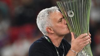 José Mourinho con la Conference League que ganó con la Roma. (EP)