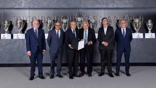 Florentino Pérez posa como presidente del Real Madrid hasta 2030. (RM)