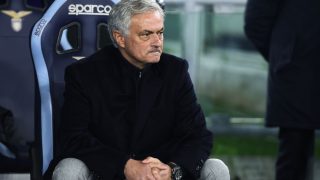 José Mourinho en el banquillo. (Foto: EP)