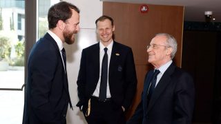 Sergio Rodríguez, Martynas Pocius y Florentino Pérez en Atenas. (Real Madrid)