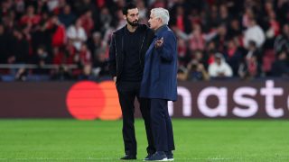 Mourinho conversa con Arbeloa en un partido de la temporada pasada. (Europa Press)